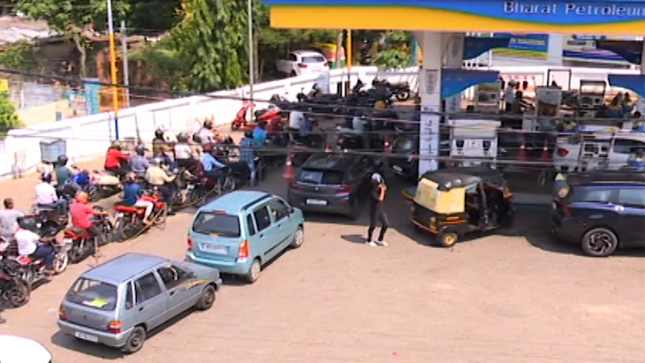 Major Fuel Crisis: Diesel Crosses Rs 100 in Bhubaneswar After 4th Price Hike